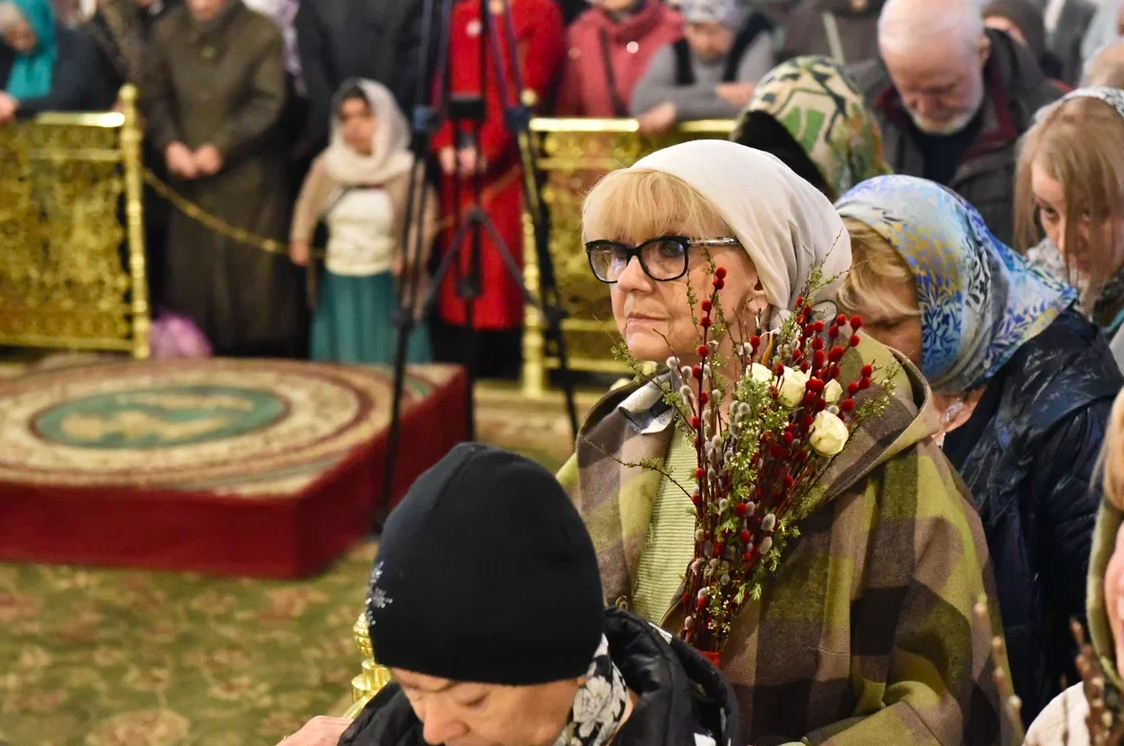 Фото Вербное воскресенье в Новосибирске: сотни горожан собрались на службу в Вознесенском соборе 6