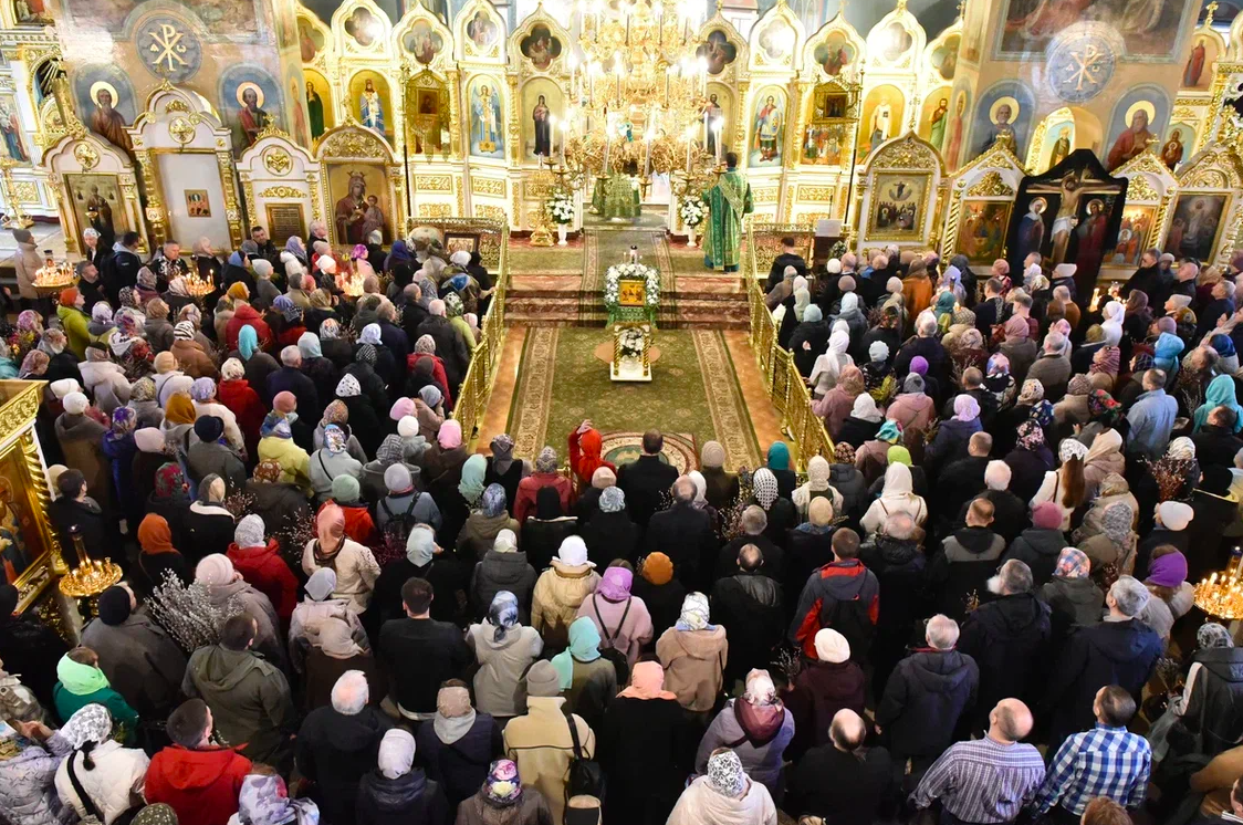 Фото Вербное воскресенье в Новосибирске: сотни горожан собрались на службу в Вознесенском соборе 8