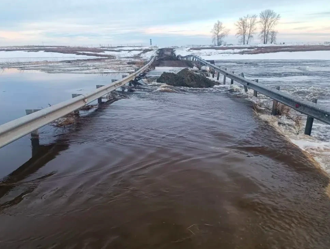 Фото Дороги начали закрывать. Опубликованы кадры мощного паводка в Новосибирской области 3
