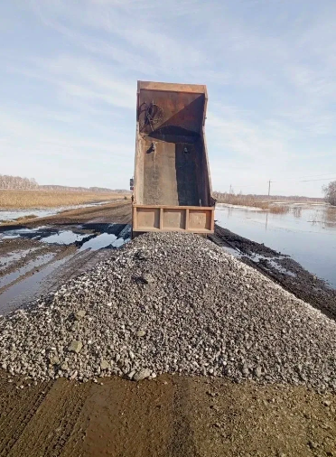 Фото Дороги начали закрывать. Опубликованы кадры мощного паводка в Новосибирской области 4