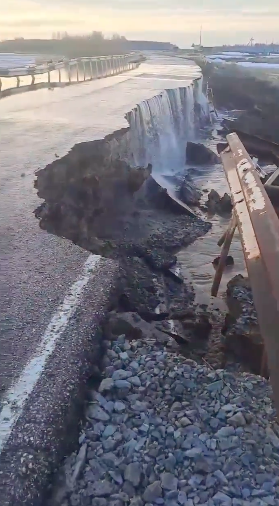 Фото Дороги начали закрывать. Опубликованы кадры мощного паводка в Новосибирской области 5