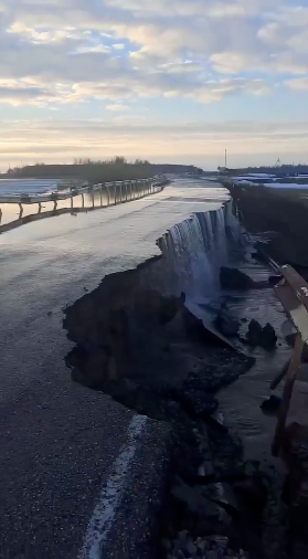 Фото Дороги начали закрывать. Опубликованы кадры мощного паводка в Новосибирской области 6