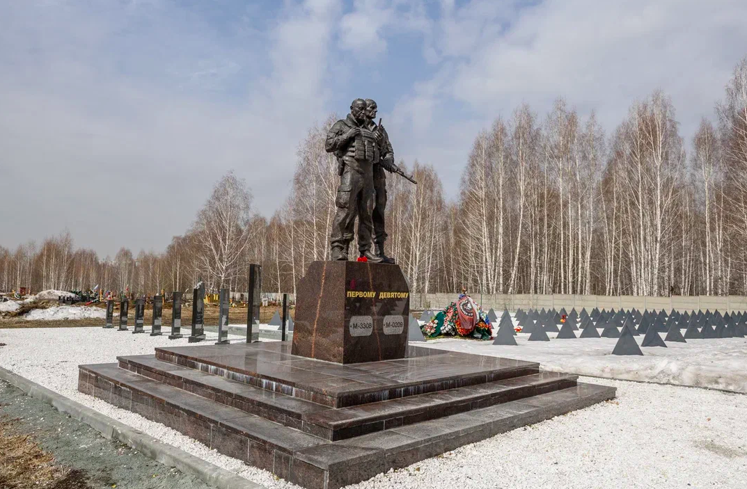 Фото Погибшие бойцы СВО, памятник Пригожину и слёзы родных. Как новосибирцы почтили умерших на Радоницу – репортаж с Гусинобродского кладбища 8