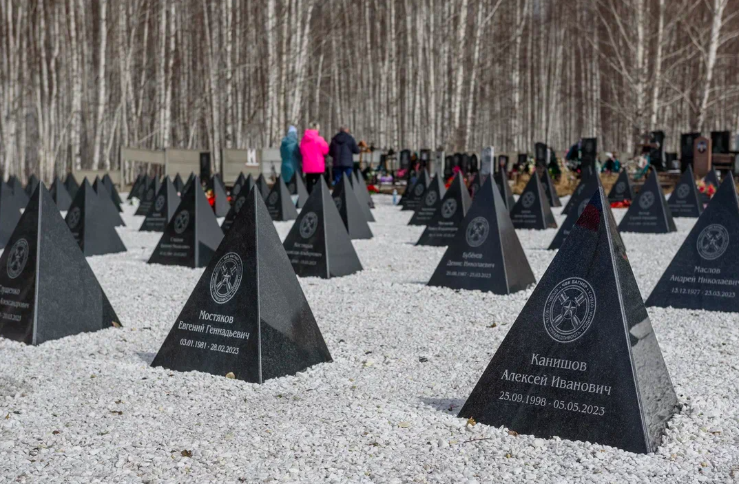 Фото Погибшие бойцы СВО, памятник Пригожину и слёзы родных. Как новосибирцы почтили умерших на Радоницу – репортаж с Гусинобродского кладбища 10
