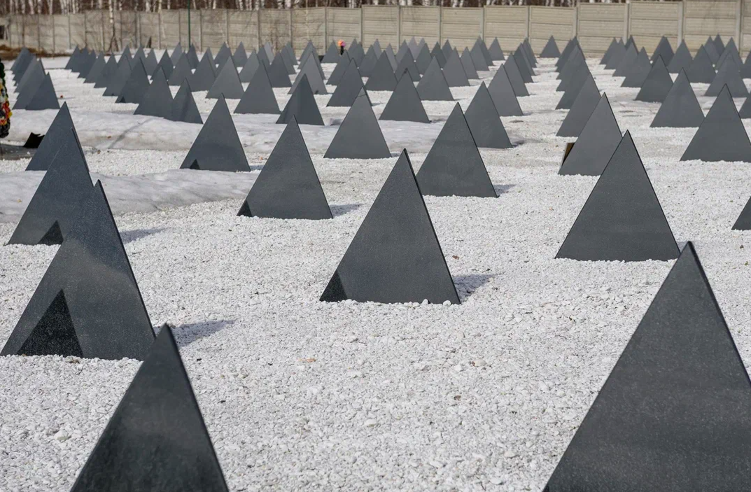 Фото Погибшие бойцы СВО, памятник Пригожину и слёзы родных. Как новосибирцы почтили умерших на Радоницу – репортаж с Гусинобродского кладбища 11