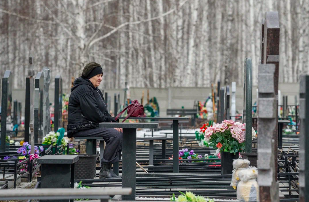 Фото Погибшие бойцы СВО, памятник Пригожину и слёзы родных. Как новосибирцы почтили умерших на Радоницу – репортаж с Гусинобродского кладбища 17