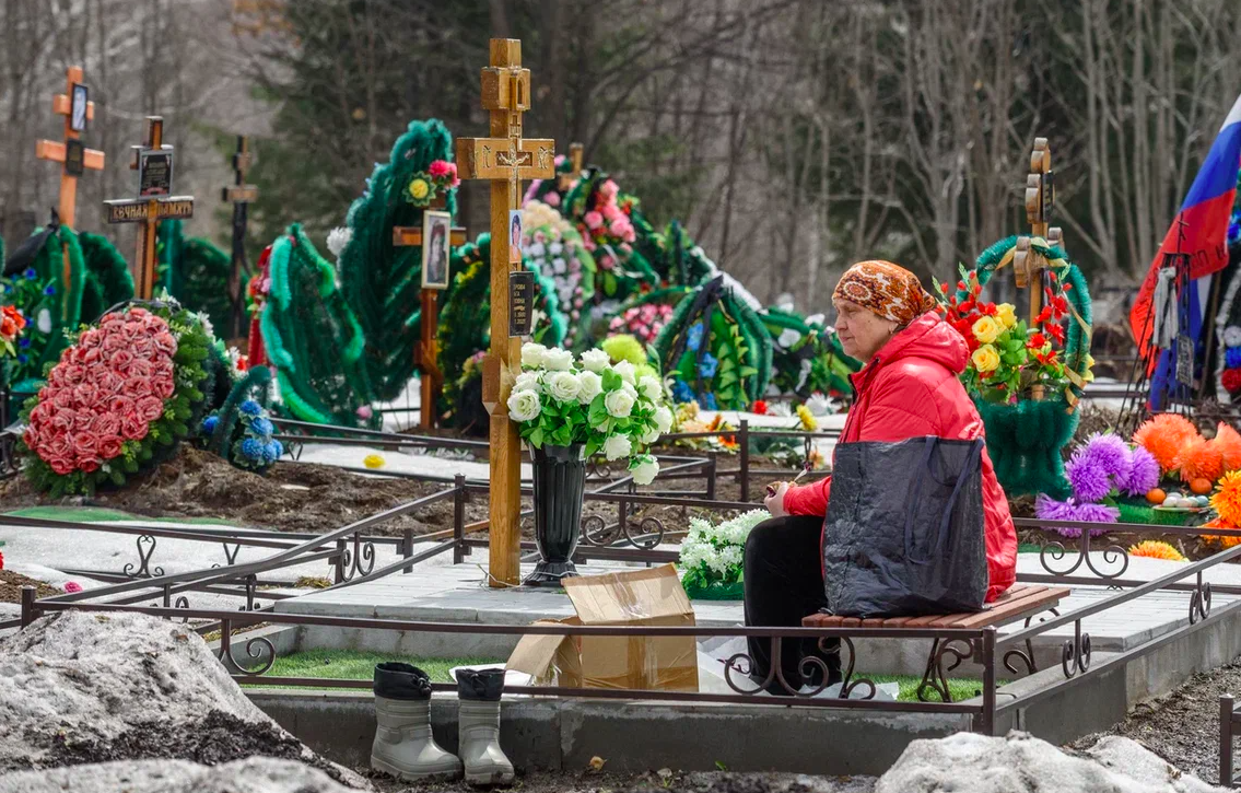 Фото Погибшие бойцы СВО, памятник Пригожину и слёзы родных. Как новосибирцы почтили умерших на Радоницу – репортаж с Гусинобродского кладбища 21