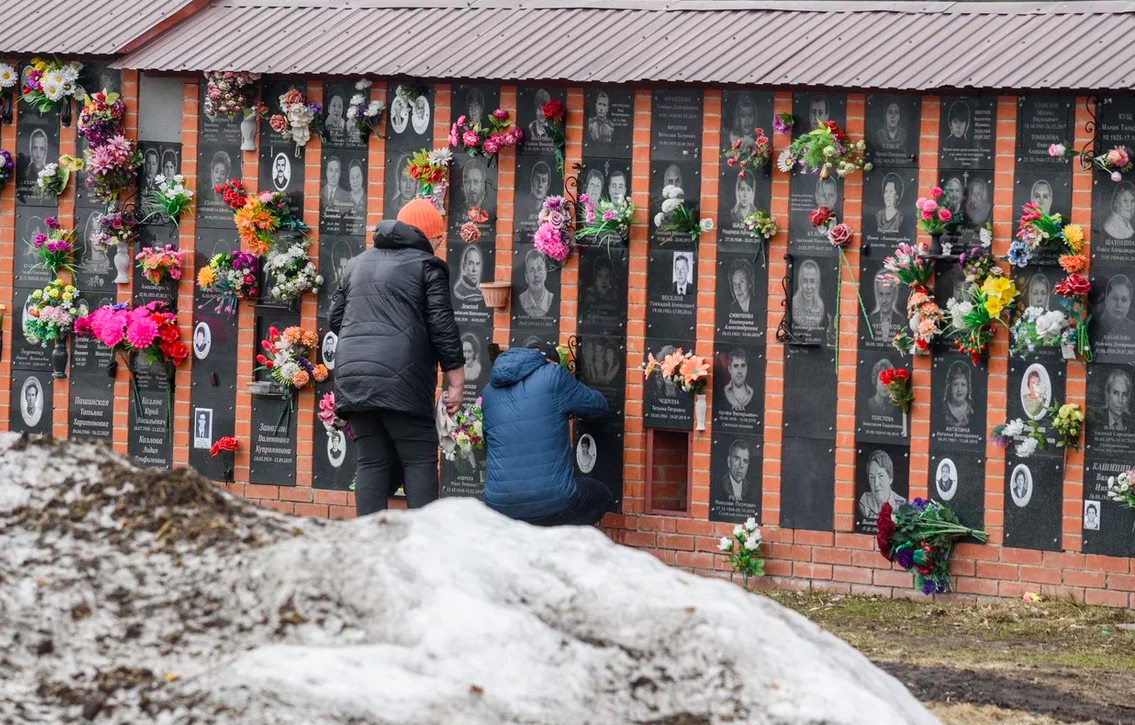 Фото Погибшие бойцы СВО, памятник Пригожину и слёзы родных. Как новосибирцы почтили умерших на Радоницу – репортаж с Гусинобродского кладбища 20