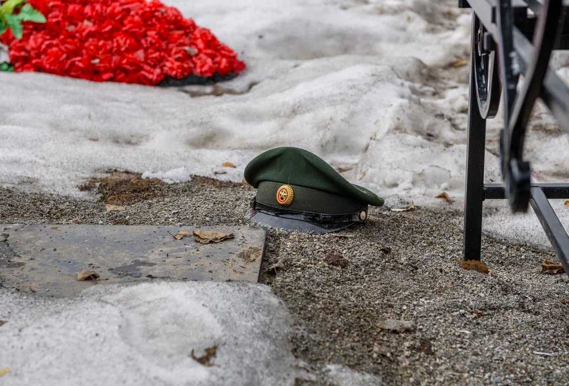 Фото Погибшие бойцы СВО, памятник Пригожину и слёзы родных. Как новосибирцы почтили умерших на Радоницу – репортаж с Гусинобродского кладбища 16