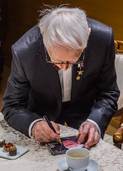 Фото Возвращение легенды на Родину: как прошел визит 100-летнего Александра Зацепина в Новосибирск — фоторепортаж 5