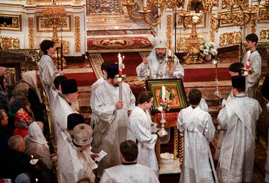 Фото Новосибирск встретил Пасху: 22 кадра с праздничного богослужения в Вознесенском соборе 11 - Сиб.ФМ Фото Новосибирск встретил Пасху: 22 кадра с праздничного богослужения в Вознесенском соборе 11