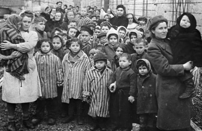 Фото В Новосибирске опубликовано 10 жутких кадров узников концлагерей 7 - Сиб.ФМ Фото В Новосибирске опубликовано 10 жутких кадров узников концлагерей 7