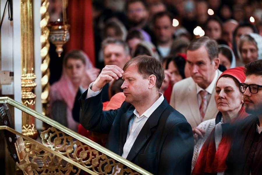 Фото Новосибирск встретил Пасху: 22 кадра с праздничного богослужения в Вознесенском соборе 14 - Сиб.ФМ Фото Новосибирск встретил Пасху: 22 кадра с праздничного богослужения в Вознесенском соборе 14