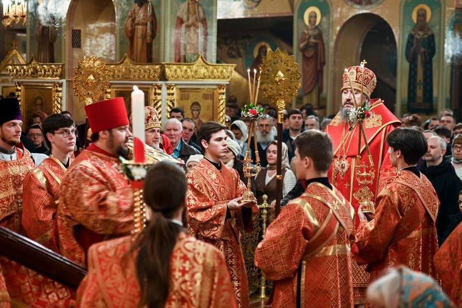 Фото Новосибирск встретил Пасху: 22 кадра с праздничного богослужения в Вознесенском соборе 19 - Сиб.ФМ Фото Новосибирск встретил Пасху: 22 кадра с праздничного богослужения в Вознесенском соборе 19