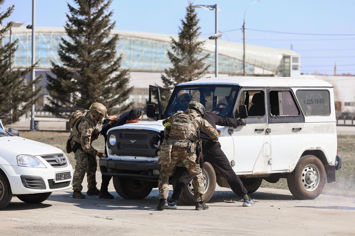 Фото Захват СОБР, квадроциклы, вездеходы и автоматы: опубликованы кадры первого дня выставки «Активный отдых» - 50 фото 23