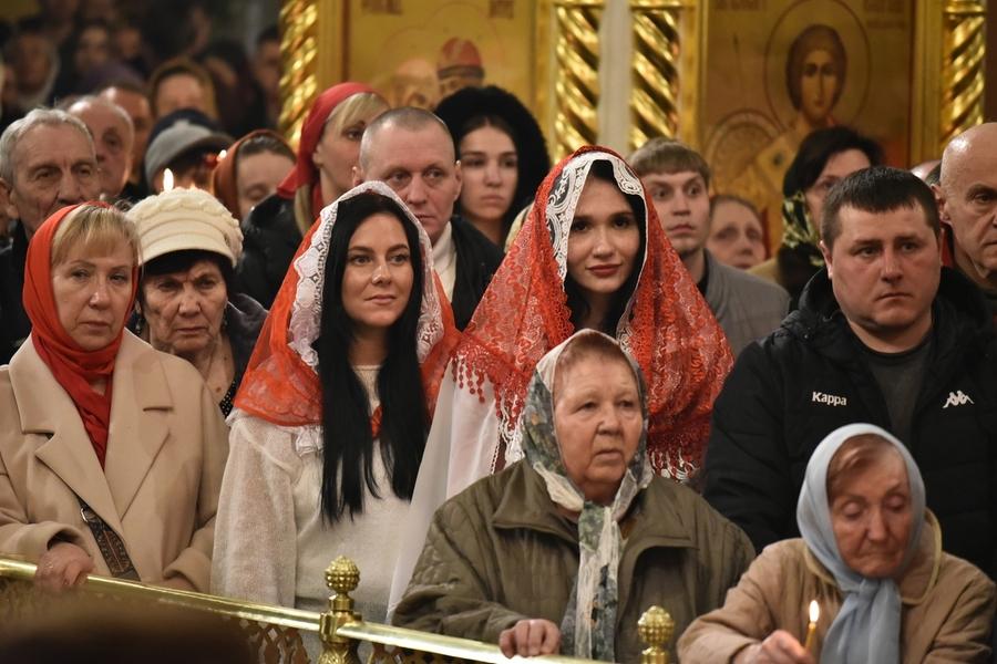 Фото Новосибирск встретил Пасху: 22 кадра с праздничного богослужения  в Вознесенском соборе 23