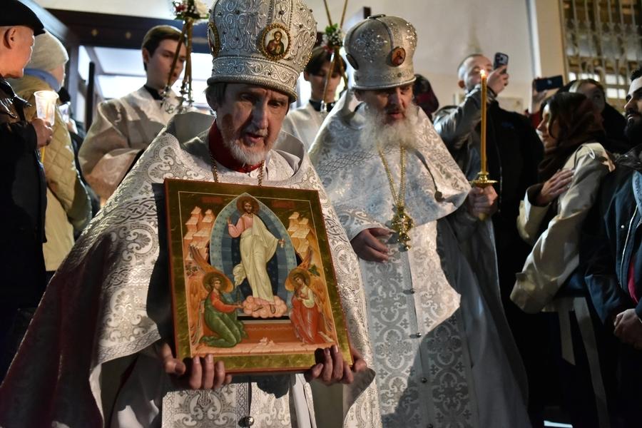 Фото Новосибирск встретил Пасху: 22 кадра с праздничного богослужения  в Вознесенском соборе 4