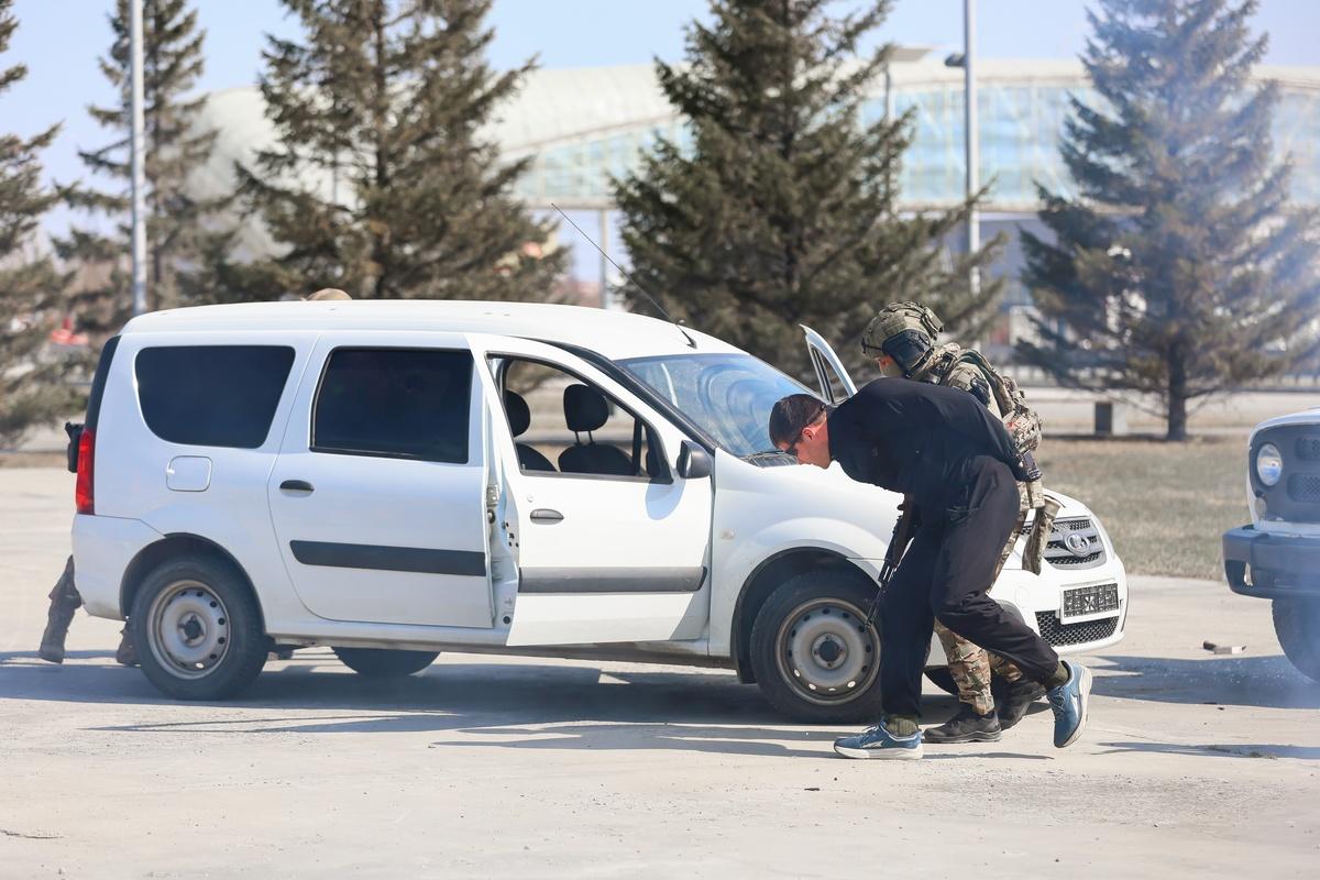 Фото Захват СОБР, квадроциклы, вездеходы и автоматы: опубликованы кадры первого дня выставки «Активный отдых» - 50 фото 26