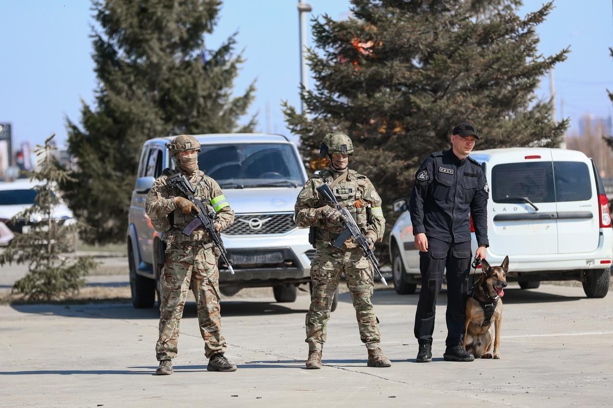Фото Захват СОБР, квадроциклы, вездеходы и автоматы: опубликованы кадры первого дня выставки «Активный отдых» - 50 фото 27