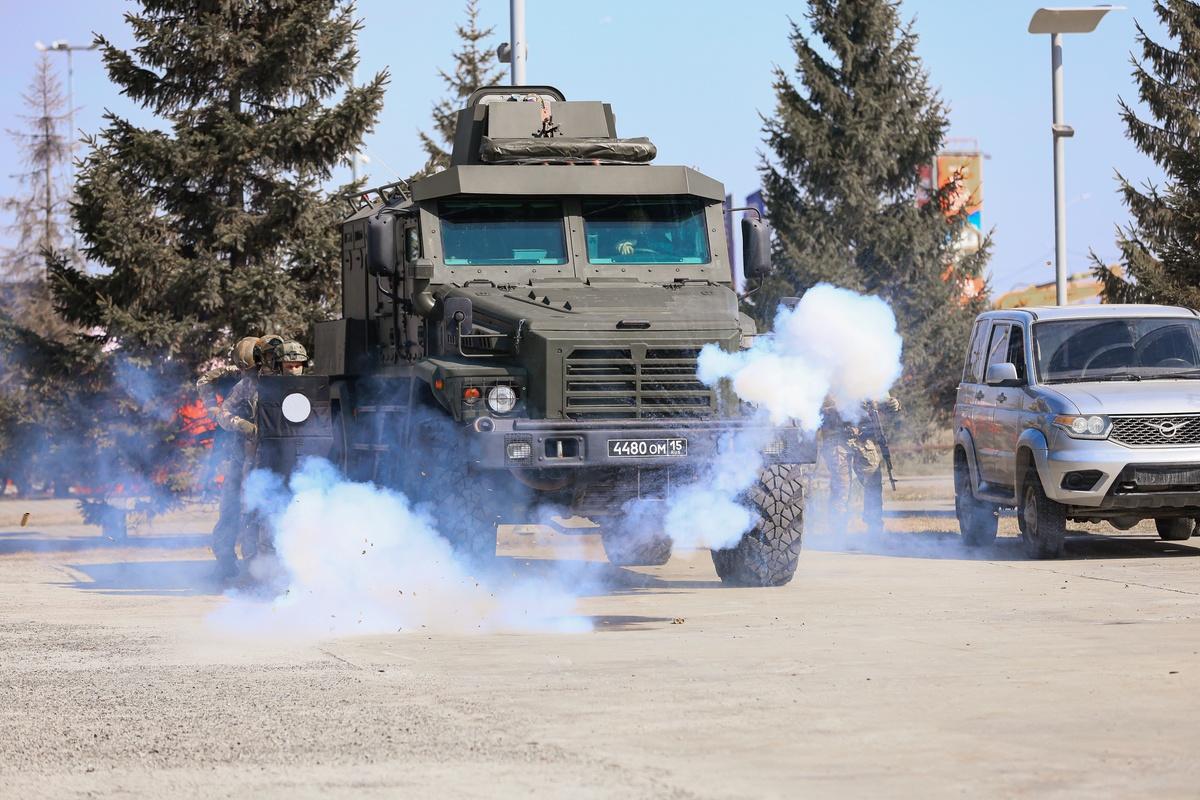 Фото Захват СОБР, квадроциклы, вездеходы и автоматы: опубликованы кадры первого дня выставки «Активный отдых» - 50 фото 30