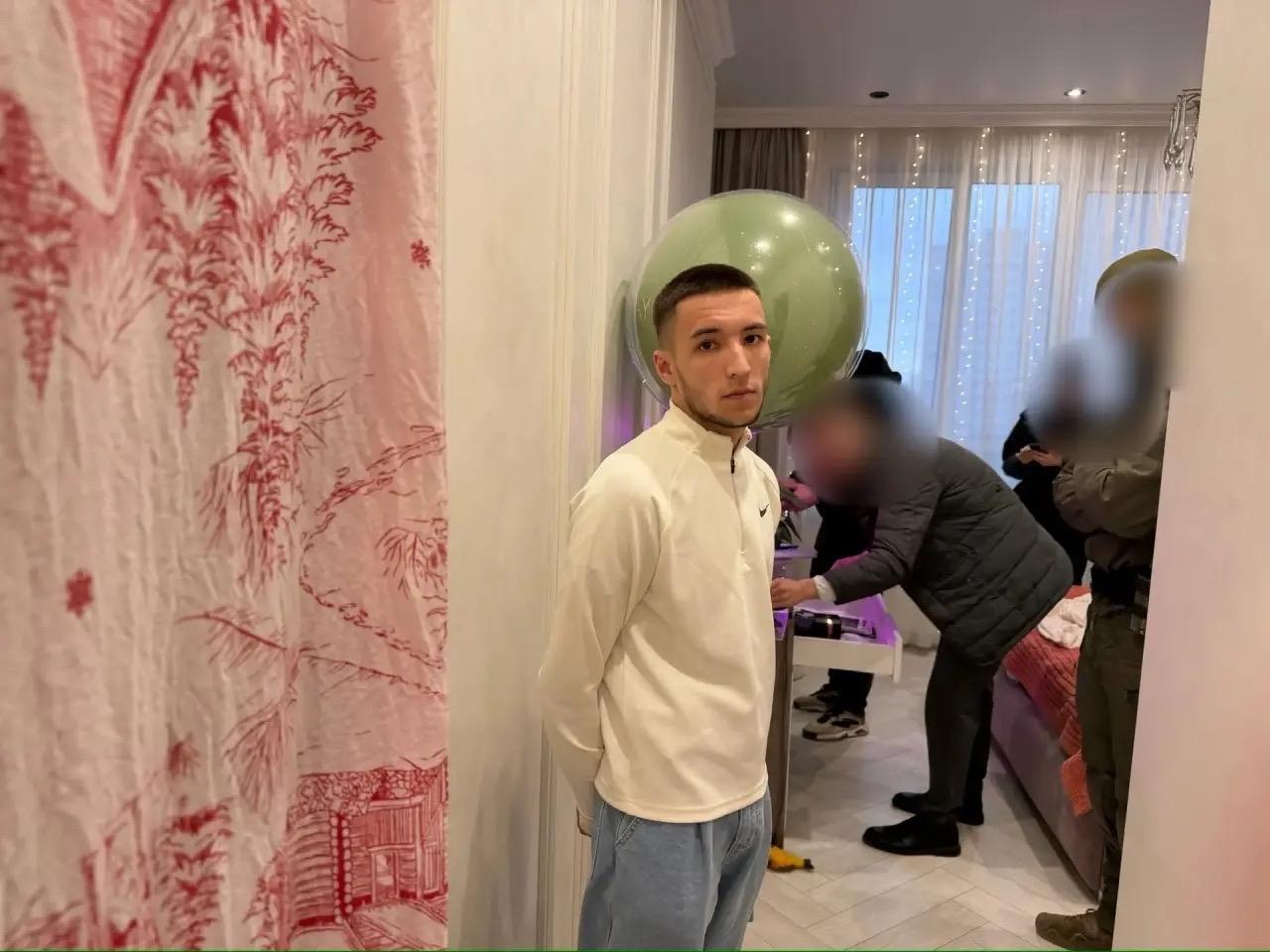 Фото В Новосибирске за мошенничество на 11 млн задержали юристов «Воин вправе» — появились кадры задержания 3