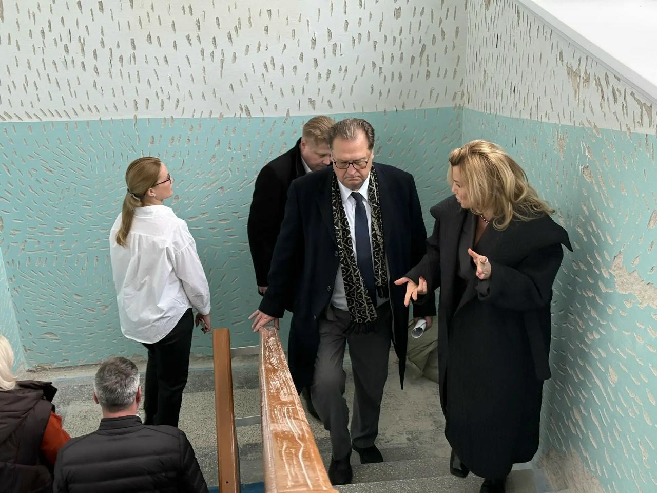 Фото В Искитиме «Партийный десант» проверил ход модернизации музыкальной школы 3