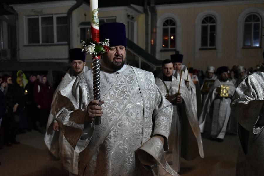 Фото Новосибирск встретил Пасху: 22 кадра с праздничного богослужения  в Вознесенском соборе 6