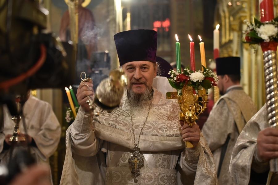 Фото Новосибирск встретил Пасху: 22 кадра с праздничного богослужения  в Вознесенском соборе 8