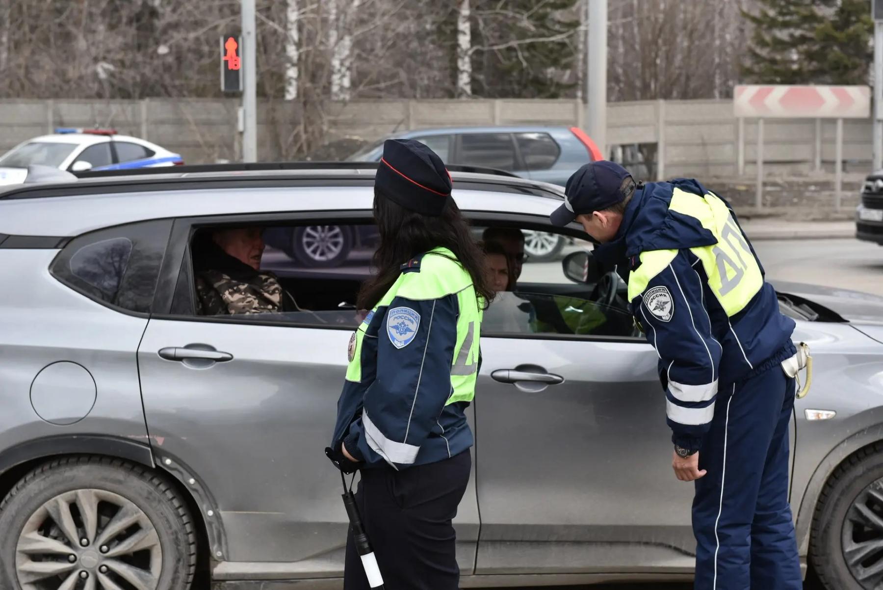 Фото В Новосибирске заметили сотни людей на кладбище в Родительский день 2