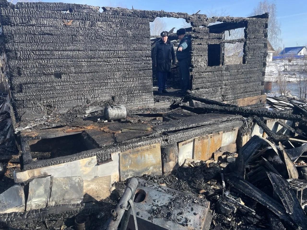 Фото Опубликованы страшные кадры пожара, в котором погибли мать и 11-летняя дочь под Новосибирском 2