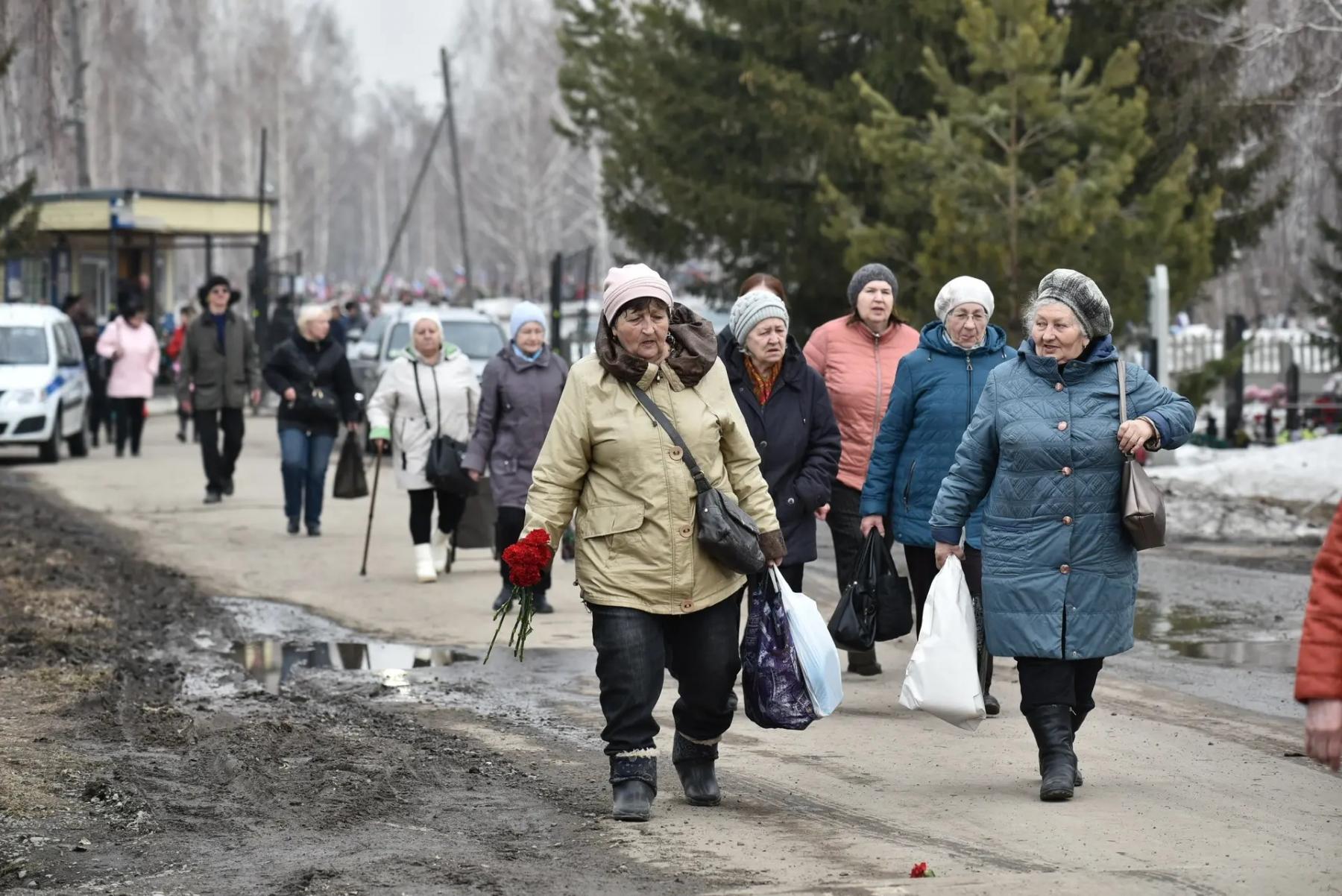 Фото В Новосибирске заметили сотни людей на кладбище в Родительский день 3