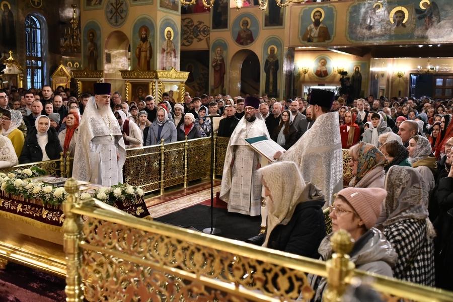 Фото Новосибирск встретил Пасху: 22 кадра с праздничного богослужения  в Вознесенском соборе 10