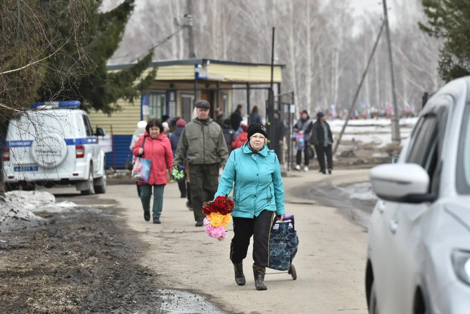 Фото В Новосибирске заметили сотни людей на кладбище в Родительский день 4