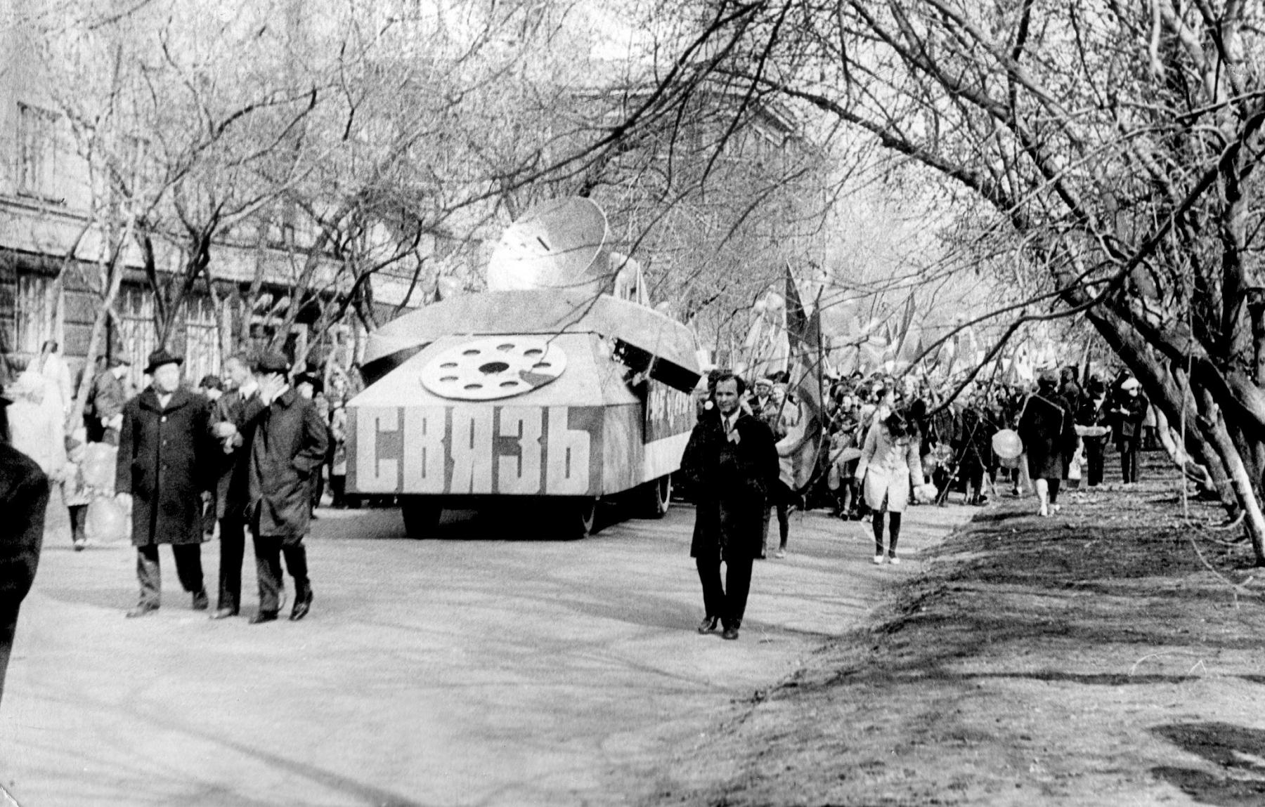 Фото Кричащие лозунги. Опубликованы кадры массовых митингов на 1 Мая в СССР 8