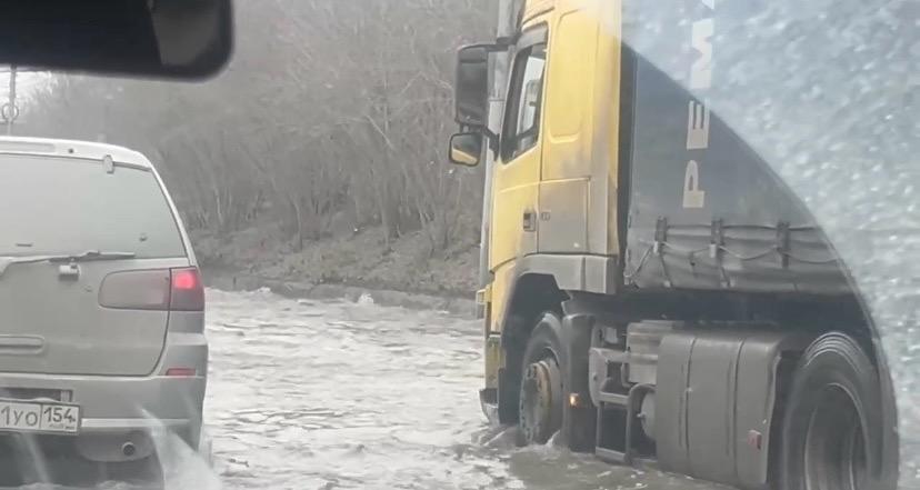 Фото Что происходит на Ипподромской магистрали после затопления – кадры с места ЧП 3 - Сиб.ФМ Фото Что происходит на Ипподромской магистрали после затопления – кадры с места ЧП 3