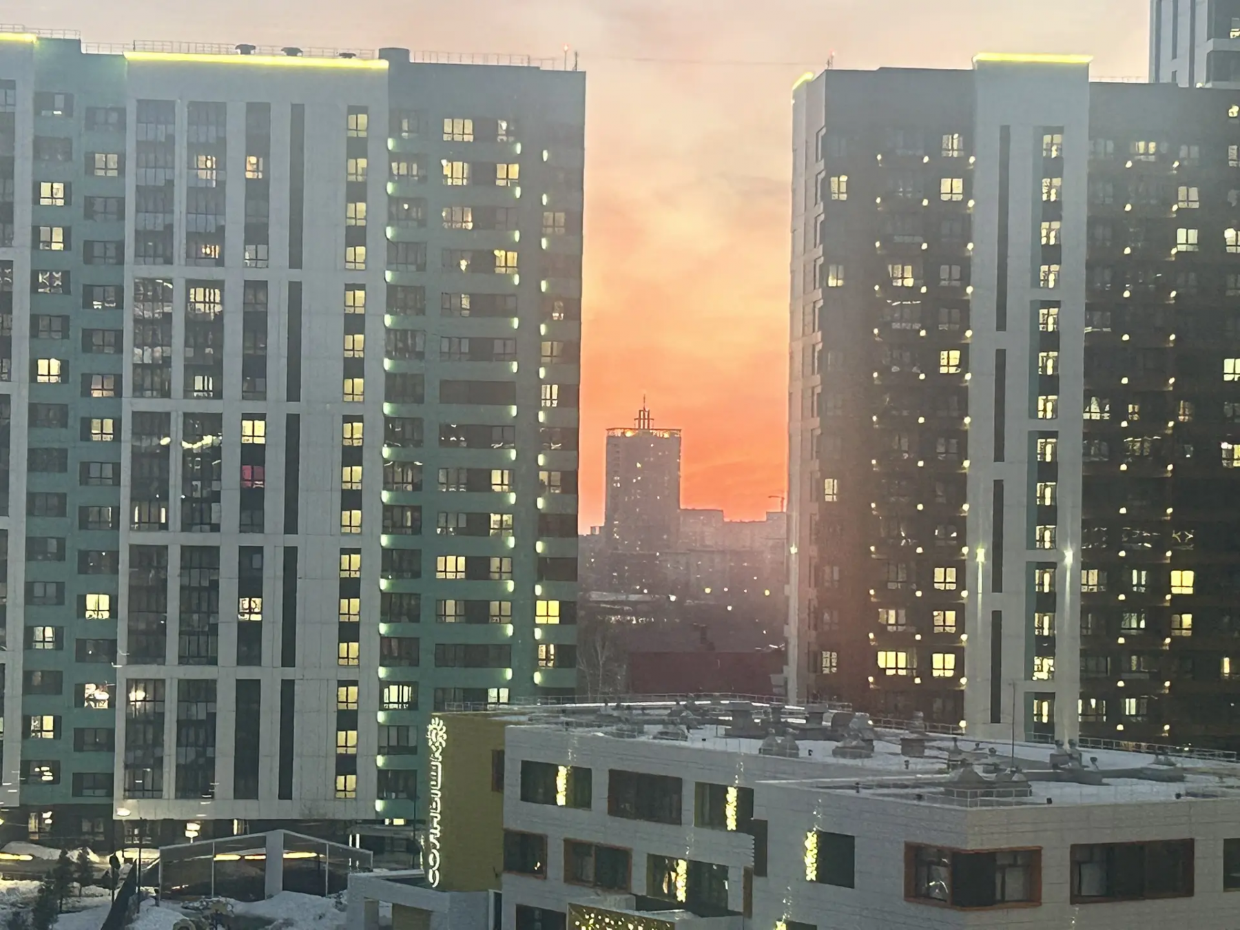 Фото В Новосибирске небо окрасилось в загадочный розовый цвет 2