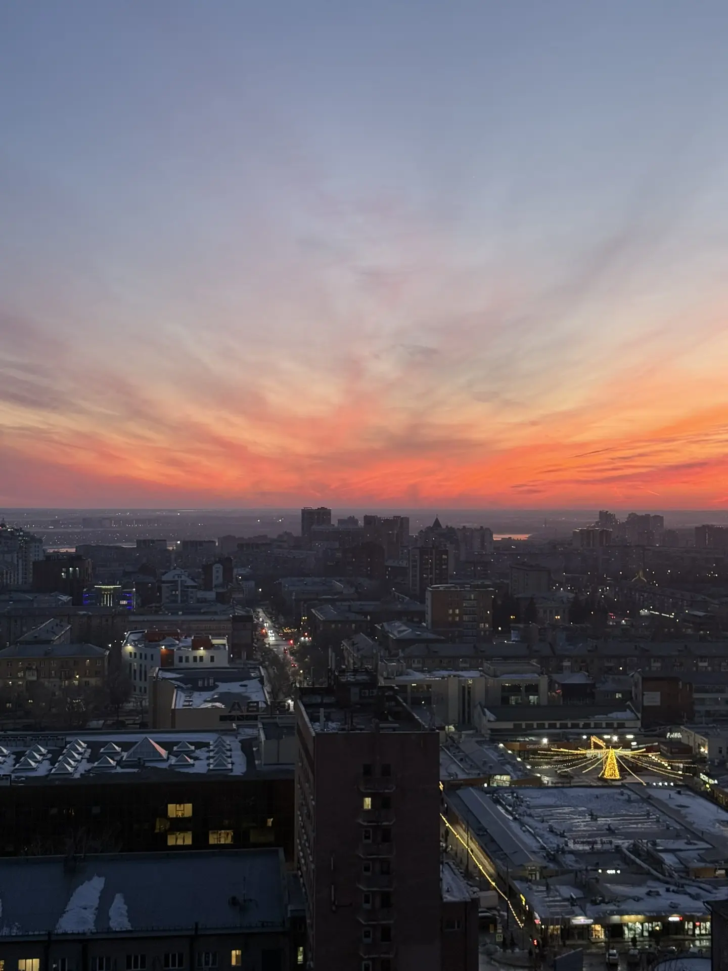 Фото В Новосибирске небо окрасилось в загадочный розовый цвет 4