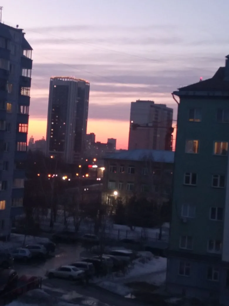 Фото В Новосибирске небо окрасилось в загадочный розовый цвет 6
