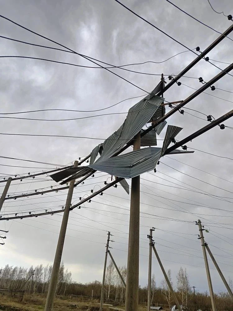 Фото Мощный ураган прошёлся в Новосибирской области: страшные кадры разрушений 3