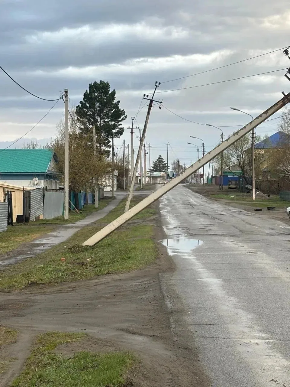 Фото Мощный ураган прошёлся в Новосибирской области: страшные кадры разрушений 4