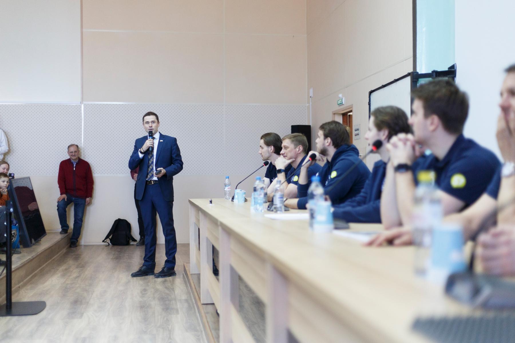 Фото «Потрогали физику руками»: звёзды ХК «Сибирь» посетили ИЯФ СО РАН 2 - Сиб.ФМ Фото «Потрогали физику руками»: звёзды ХК «Сибирь» посетили ИЯФ СО РАН 2