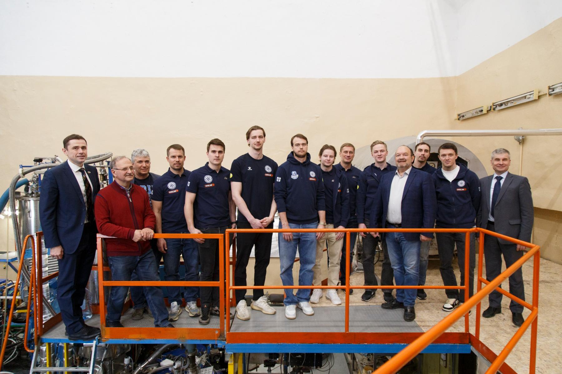 Фото «Потрогали физику руками»: звёзды ХК «Сибирь» посетили ИЯФ СО РАН 3 - Сиб.ФМ Фото «Потрогали физику руками»: звёзды ХК «Сибирь» посетили ИЯФ СО РАН 3