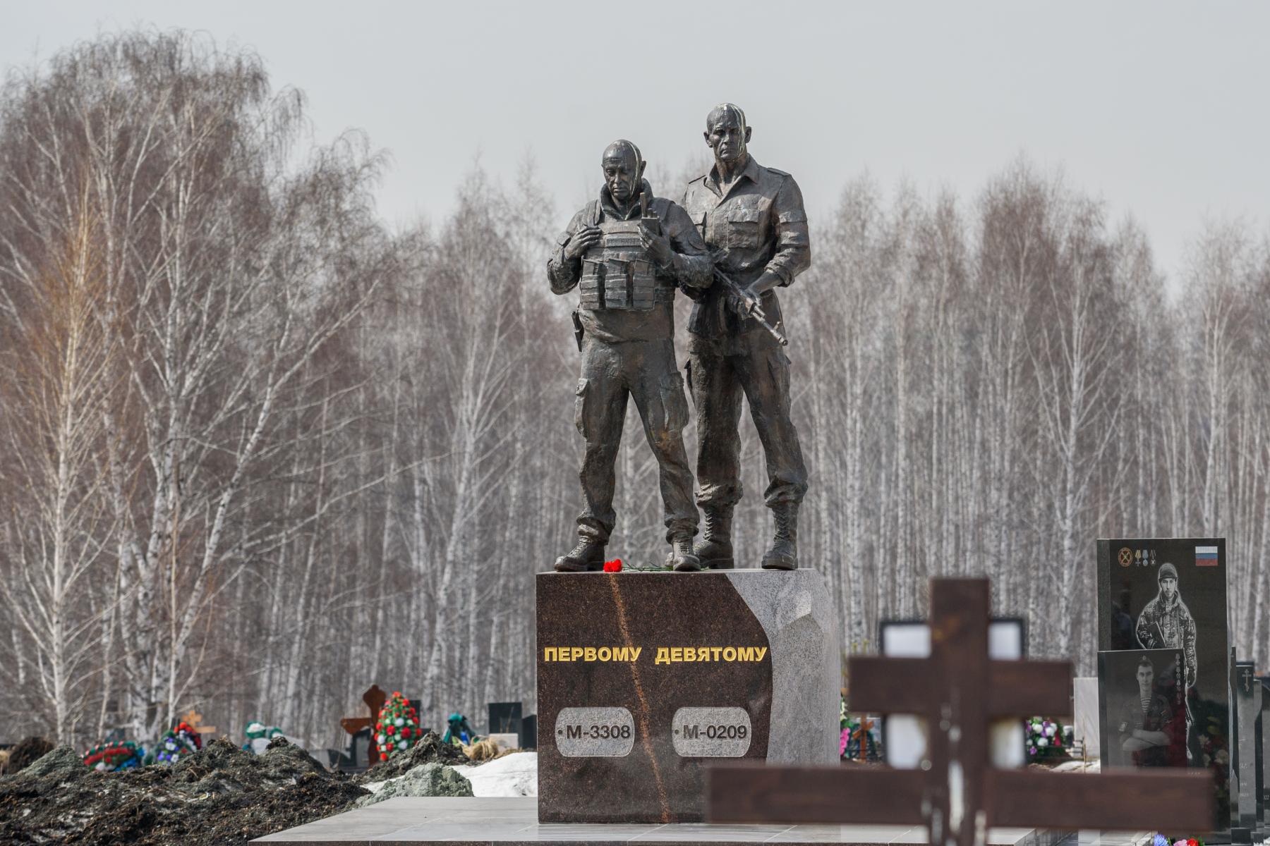 Фото Погибшие бойцы СВО, памятник Пригожину и слёзы родных. Как новосибирцы почтили умерших на Радоницу – репортаж с Гусинобродского кладбища 9