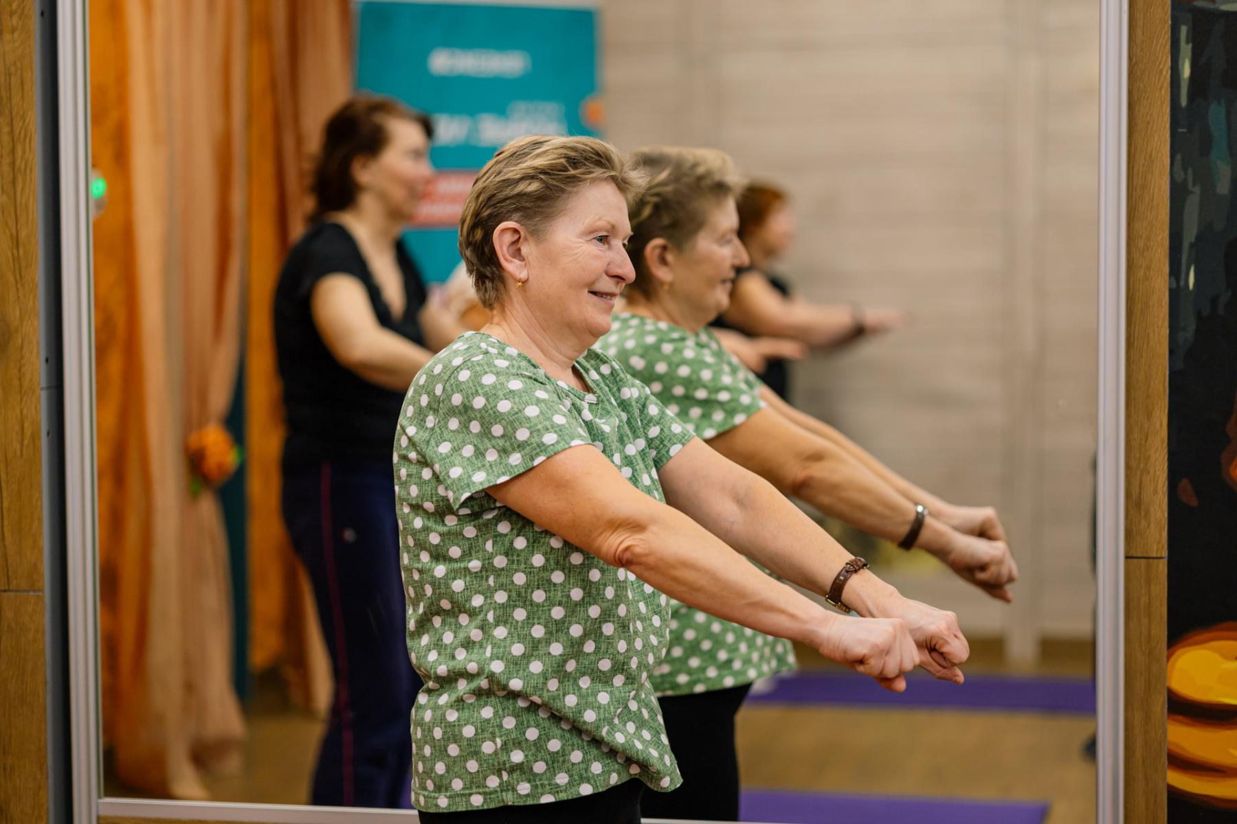 Фото «Внуки, как вам мои асаны?»: «Новые люди» запустили бесплатные занятия йогой для старшего поколения в Новосибирске 2 - Сиб.ФМ Фото «Внуки, как вам мои асаны?»: «Новые люди» запустили бесплатные занятия йогой для старшего поколения в Новосибирске 2