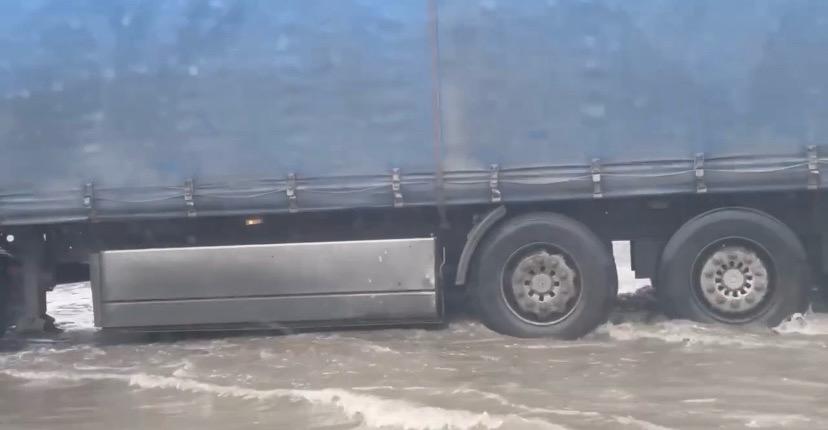 Фото Что происходит на Ипподромской магистрали после затопления – кадры с места ЧП 4 - Сиб.ФМ Фото Что происходит на Ипподромской магистрали после затопления – кадры с места ЧП 4