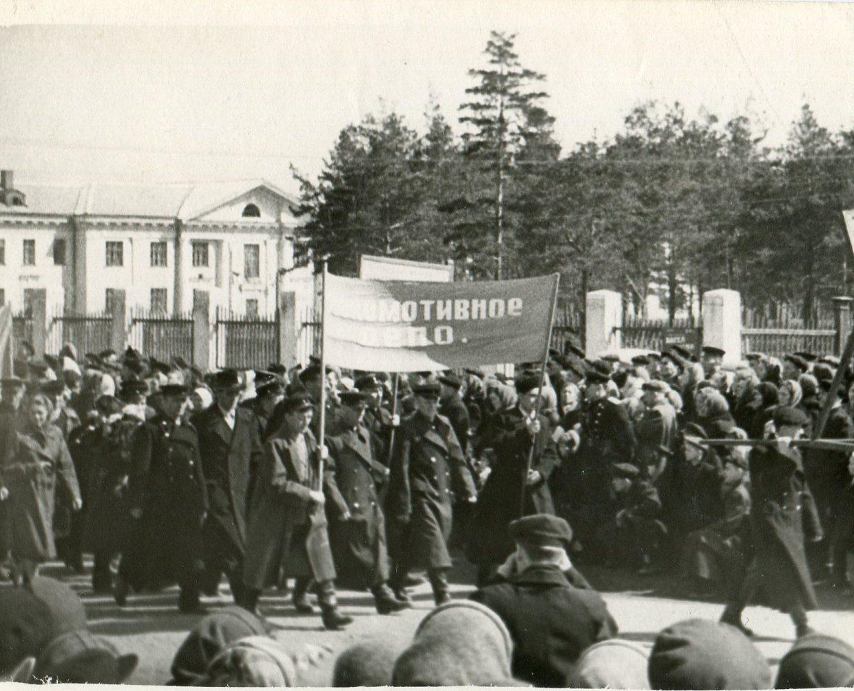 Фото Кричащие лозунги. Опубликованы кадры массовых митингов на 1 Мая в СССР 5