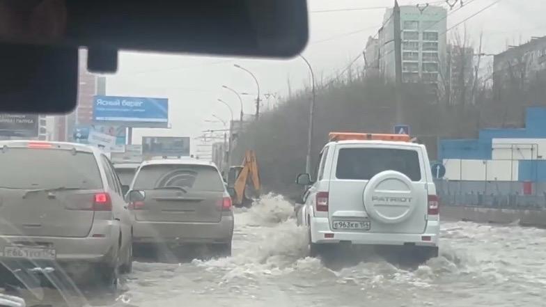 Фото Что происходит на Ипподромской магистрали после затопления – кадры с места ЧП 5 - Сиб.ФМ Фото Что происходит на Ипподромской магистрали после затопления – кадры с места ЧП 5