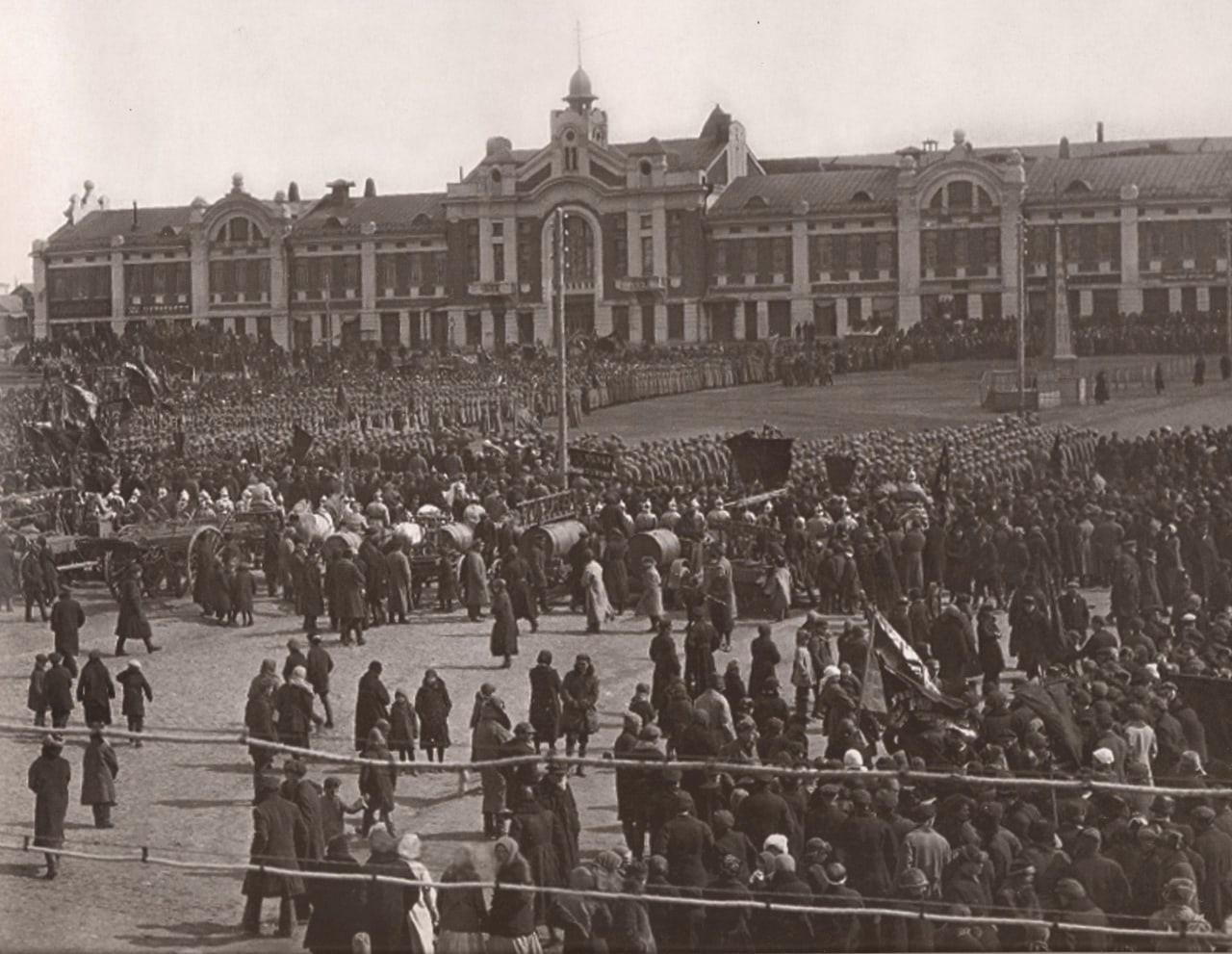 Фото Кричащие лозунги. Опубликованы кадры массовых митингов на 1 Мая в СССР 3