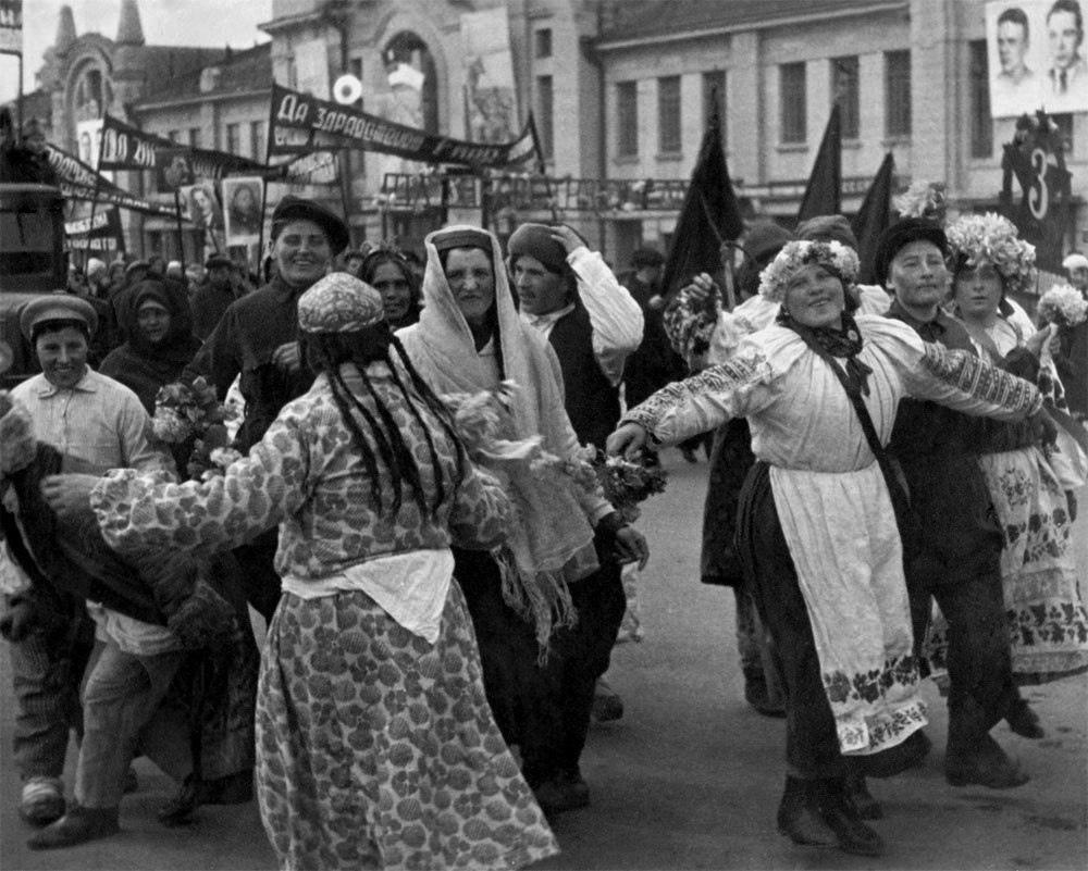 Фото Кричащие лозунги. Опубликованы кадры массовых митингов на 1 Мая в СССР 4