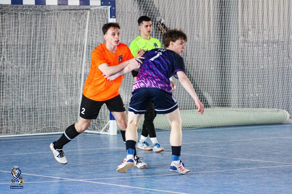 Фото Футболисты Омского ГАУ показали захватывающую игру на соревнованиях в зачет Спартакиады вузов области 2